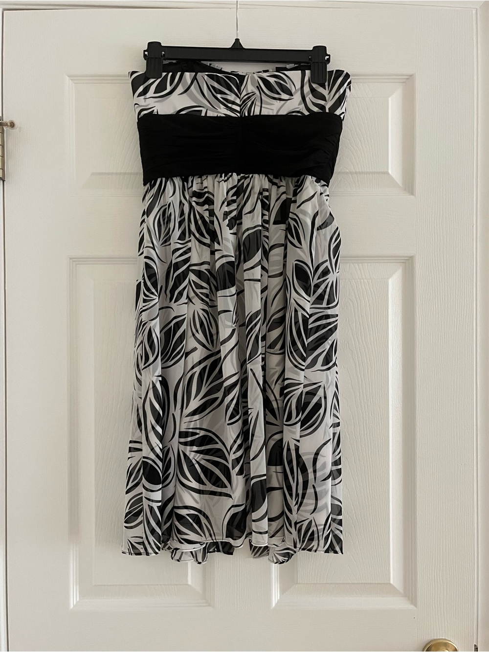 White House Black Market Black & White Strapless Leaf-Print Dress